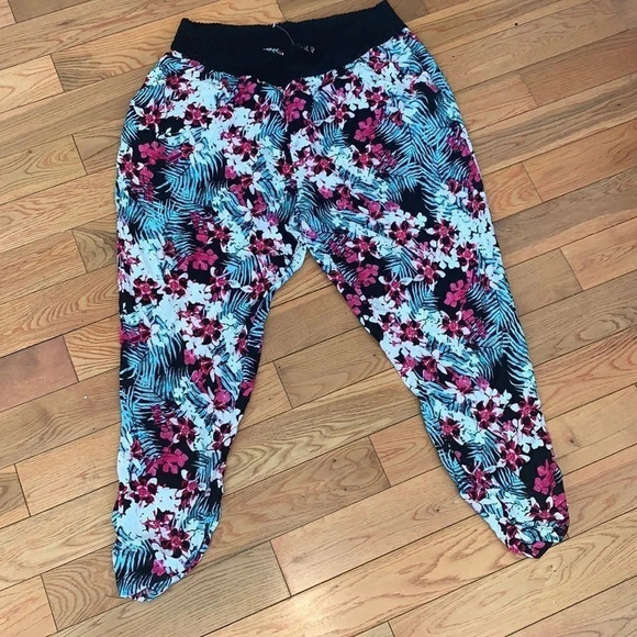 Wet Seal Pants - Wet seal Floral pants 